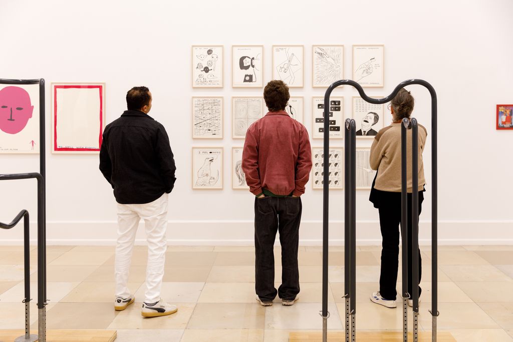 Stahlskulpturen, die als Bildbetrachtungshilfen die Betrachter zum längeren Verweilen vor den Kunstwerken einladen