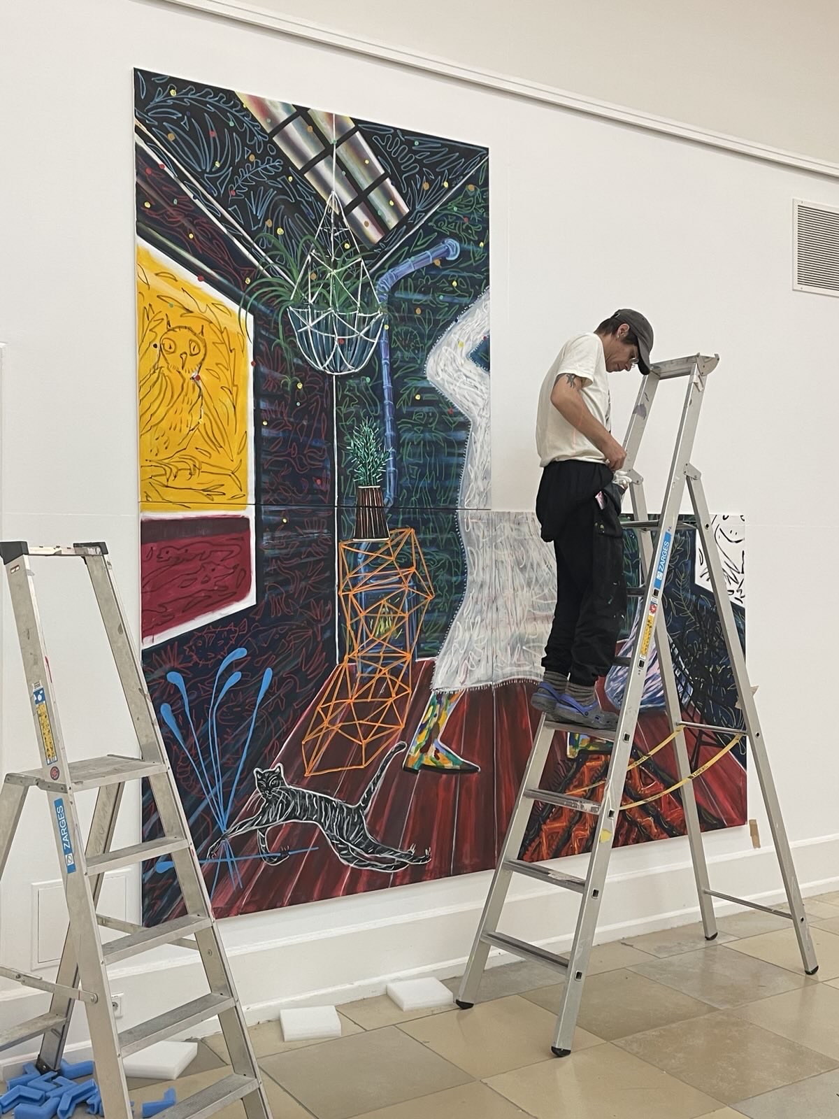 Vierteiliges Gemälde von Sebastian Tröger wird aufgebaut