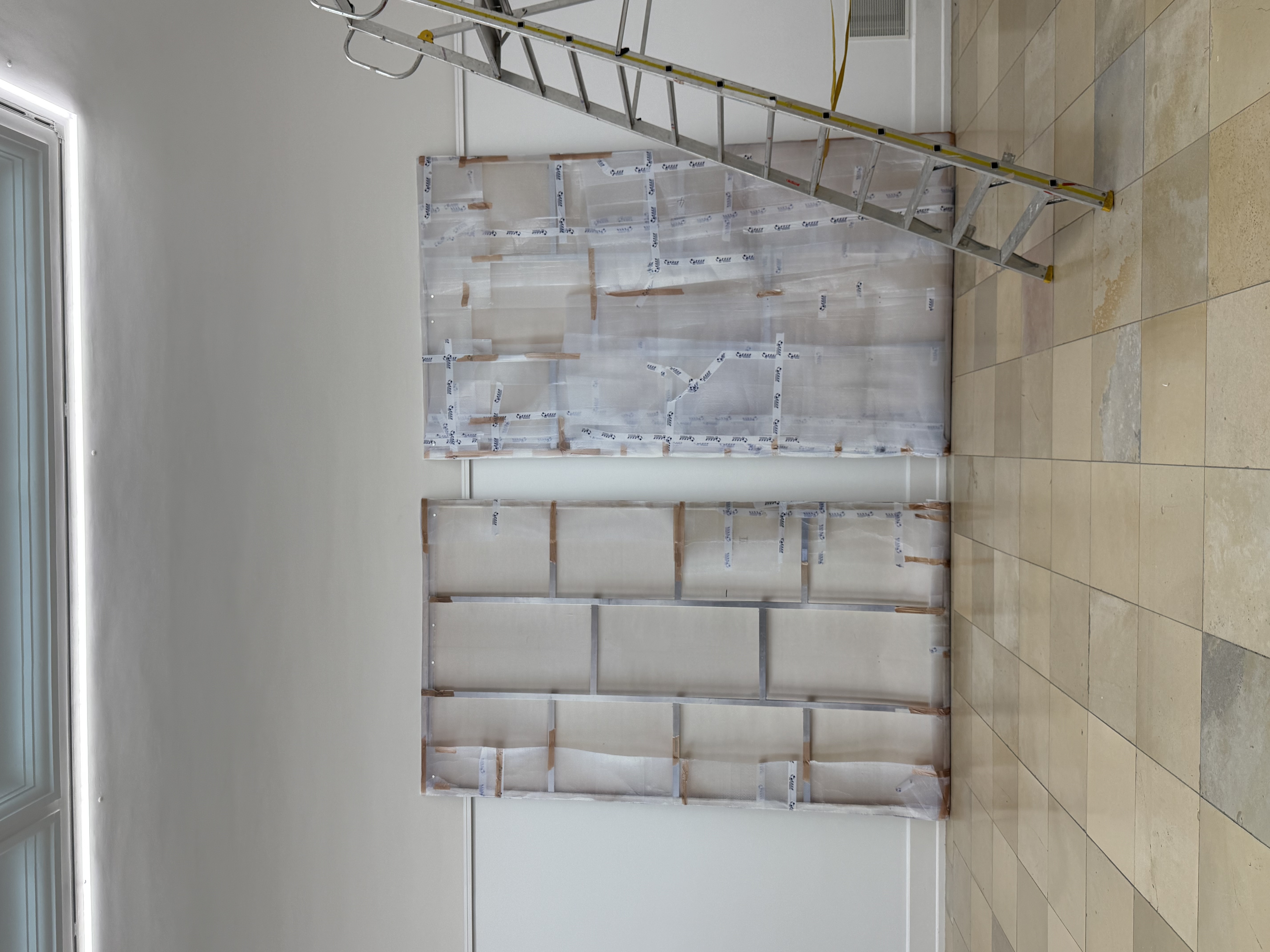 Zwei Fotoarbeiten von Daniele Friebel zeigen Rückseiten von großen Gemälden