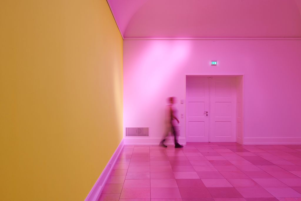 Farbraum in Gelb und Pink.