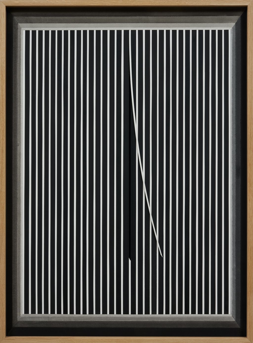 Zeichnung: Weiße wertikale Linien stehen eng, wie gespannte Fäden nebeneinander auf schwarzem Grund in der Mitte scheint ein Faden gerissen und verlässt die gerade Linie.