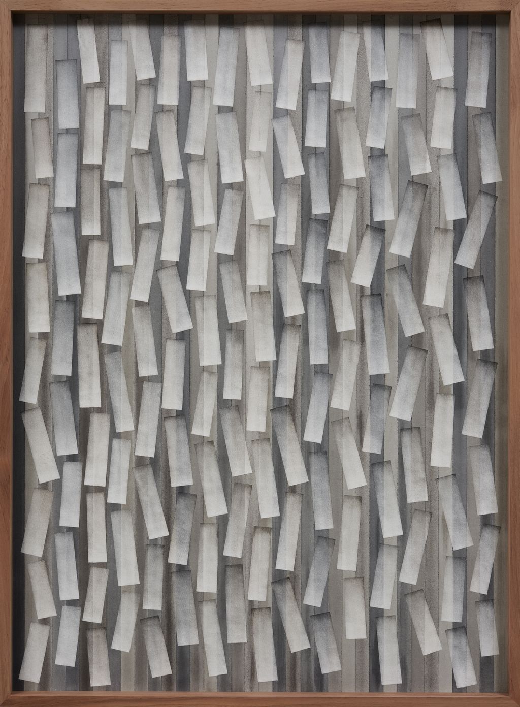 Zeichnung, die vortäuscht als wäre die Leinwand mit vielen weißen Streifen bedeckt, die nur am oberen Ende befestigt sind.