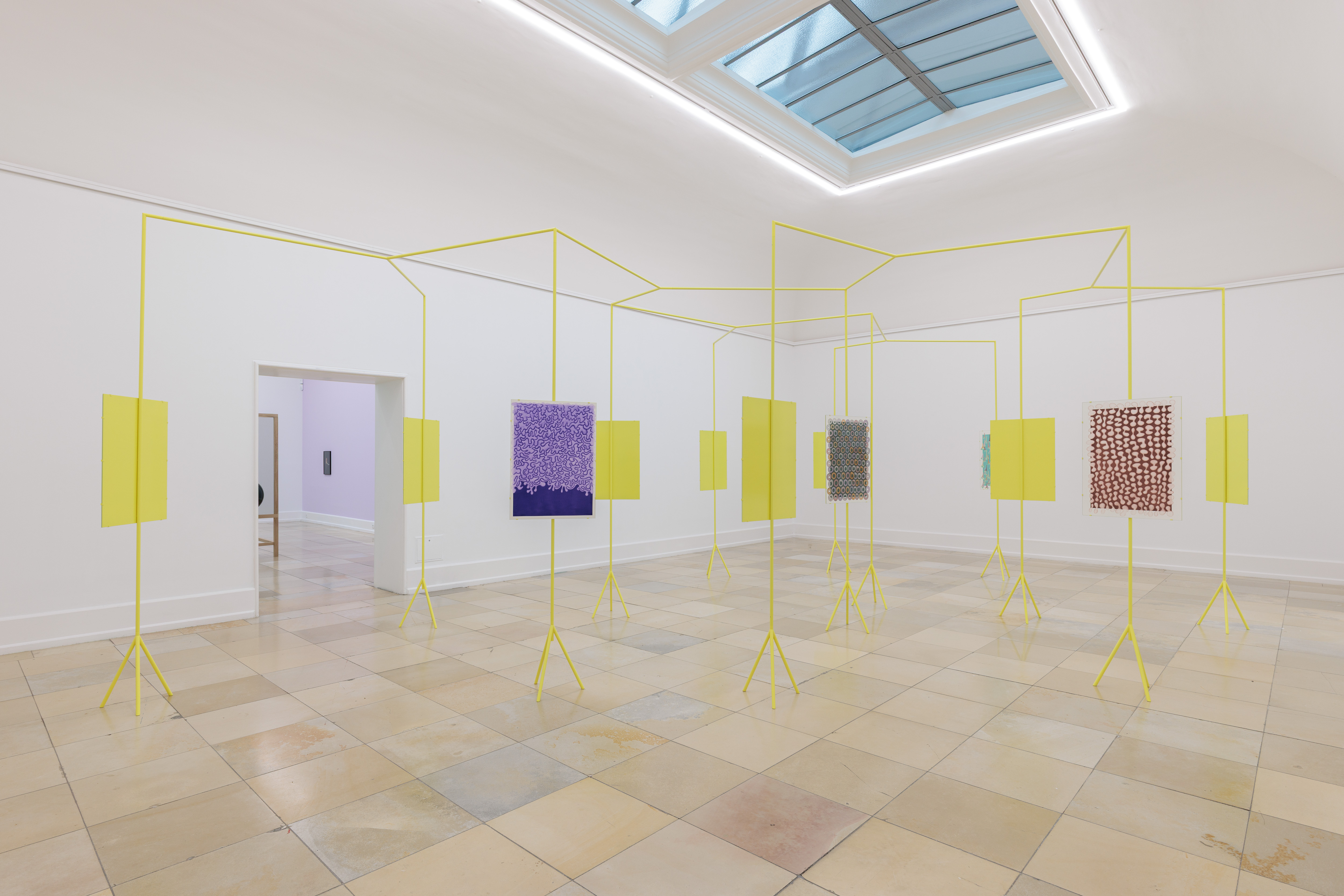 Installation aus 13 mittelformatigen Aquarellen, die mittels eines gelben Metallgestänges im Raum platziert und dadurch auf verbunden sind