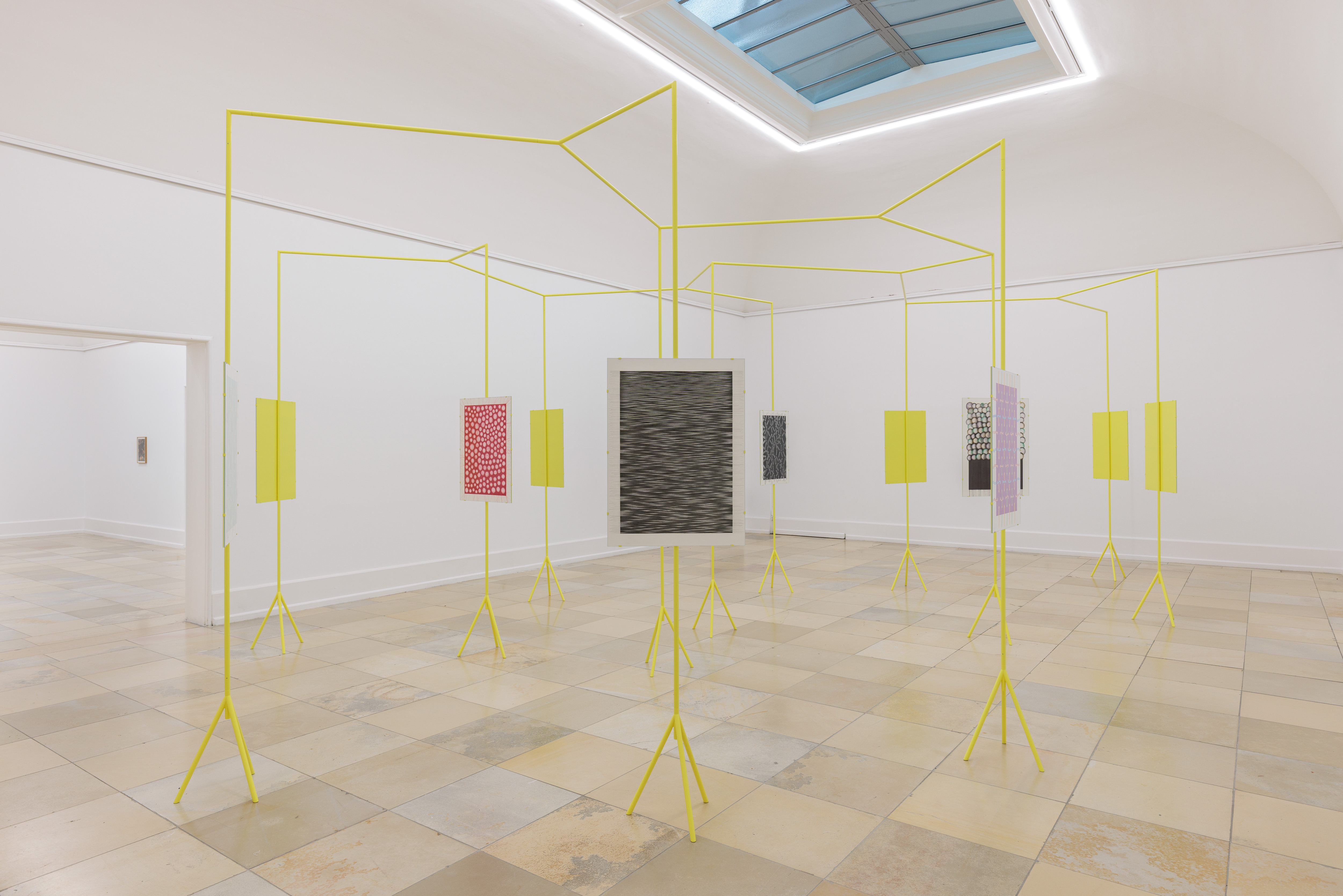 Installation aus 13 mittelformatigen Aquarellen, die mittels eines gelben Metallgestänges im Raum platziert und dadurch auf verbunden sind. 