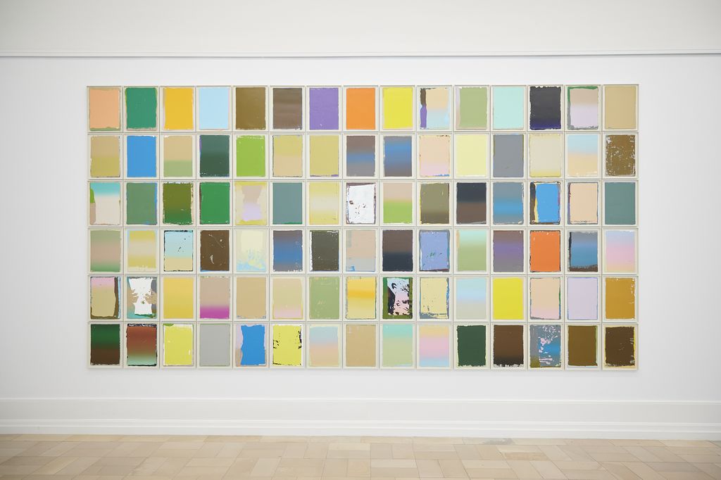 90 Papierarbeiten mit Acryl in mehreren Farbschichten übereinander bemalt und als Block gehängt