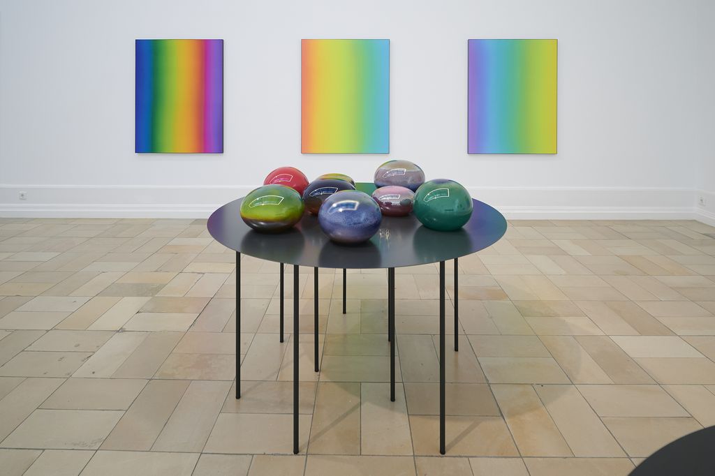 Glasobjekte und Seidenbilder in Regenbogenfarben von Matti Braun