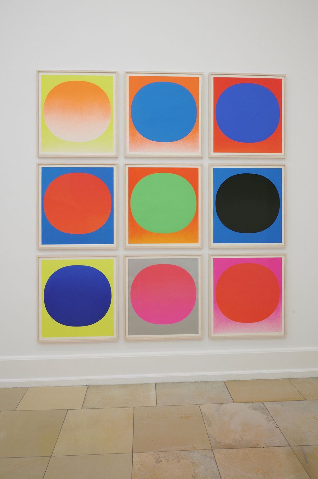 Neun Siebdrucke in kontraststarken Farben als Block gehängt mit jeweils einem großen fast bis zum Bildrand reichenden Kreis.