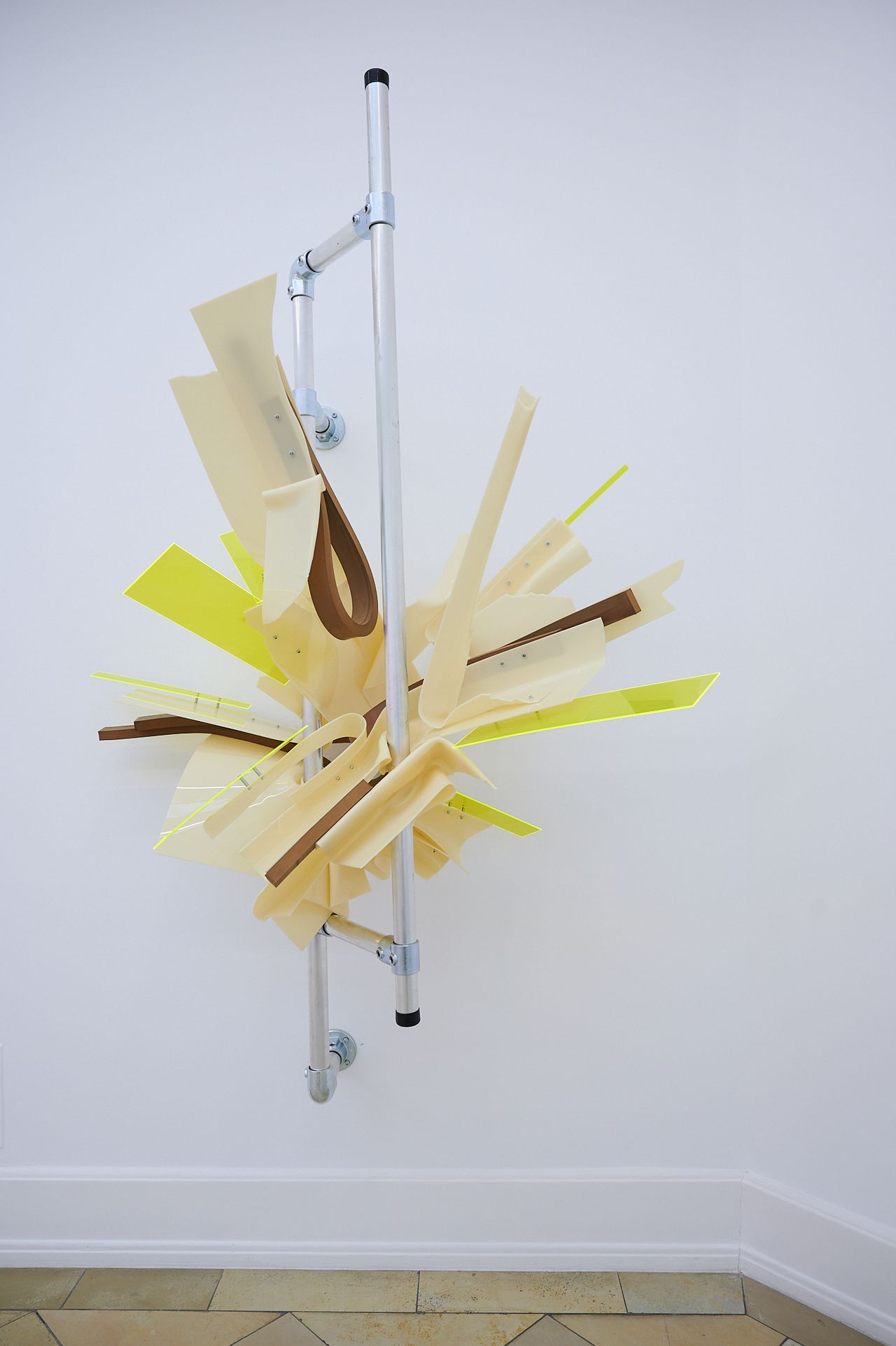 Wandobjekt in Beige und Gelb, verschiedene Acrylglasplatten, gebogen und plano breiten sich strahelnförmig aus einer Mitte heraus