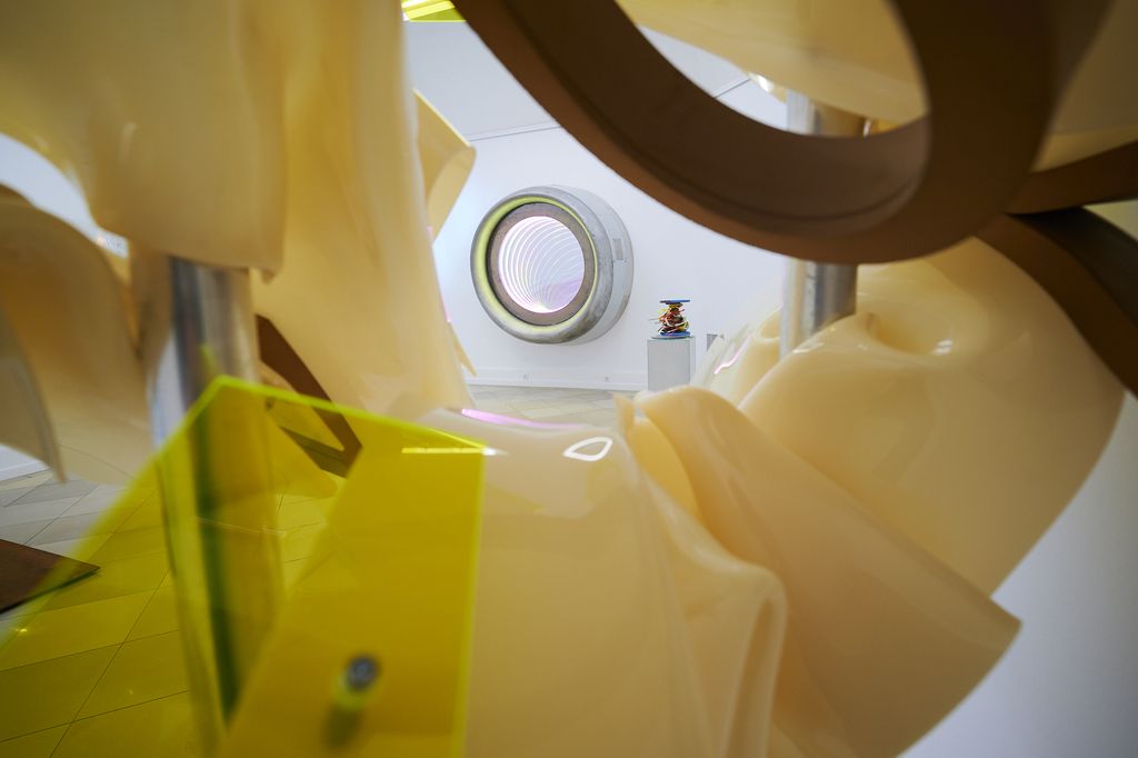 Blick auf ein verspiegeltes Airbus-Triebwerk und einen Fantasiepokal von Sebastian Kuhn