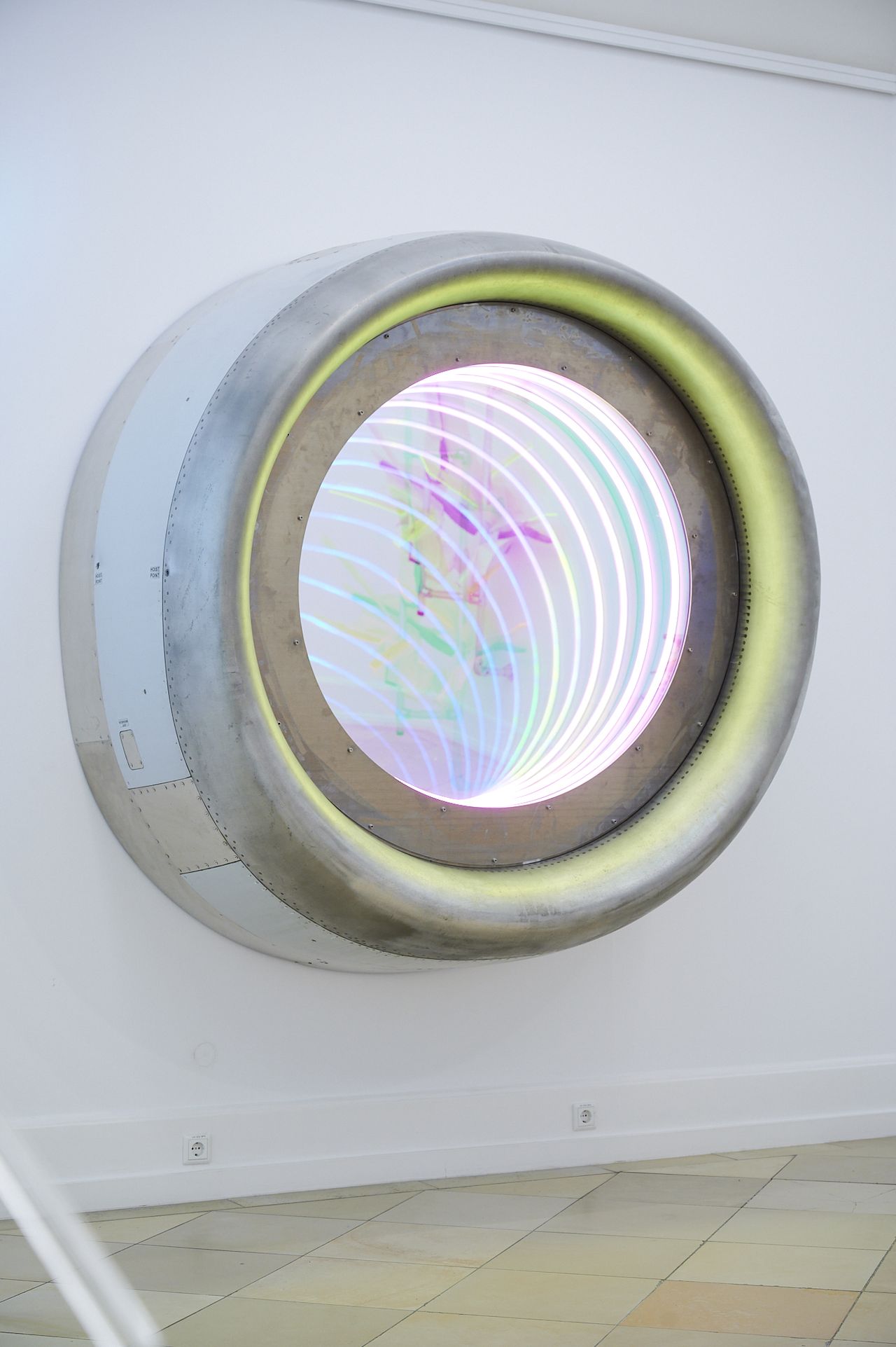 Ein Airbus-Triebwerk ist doppelt verspiegelt und beleuchtet, dass sich in seinem Inneren ein unendlicher Lichtbogen bildet