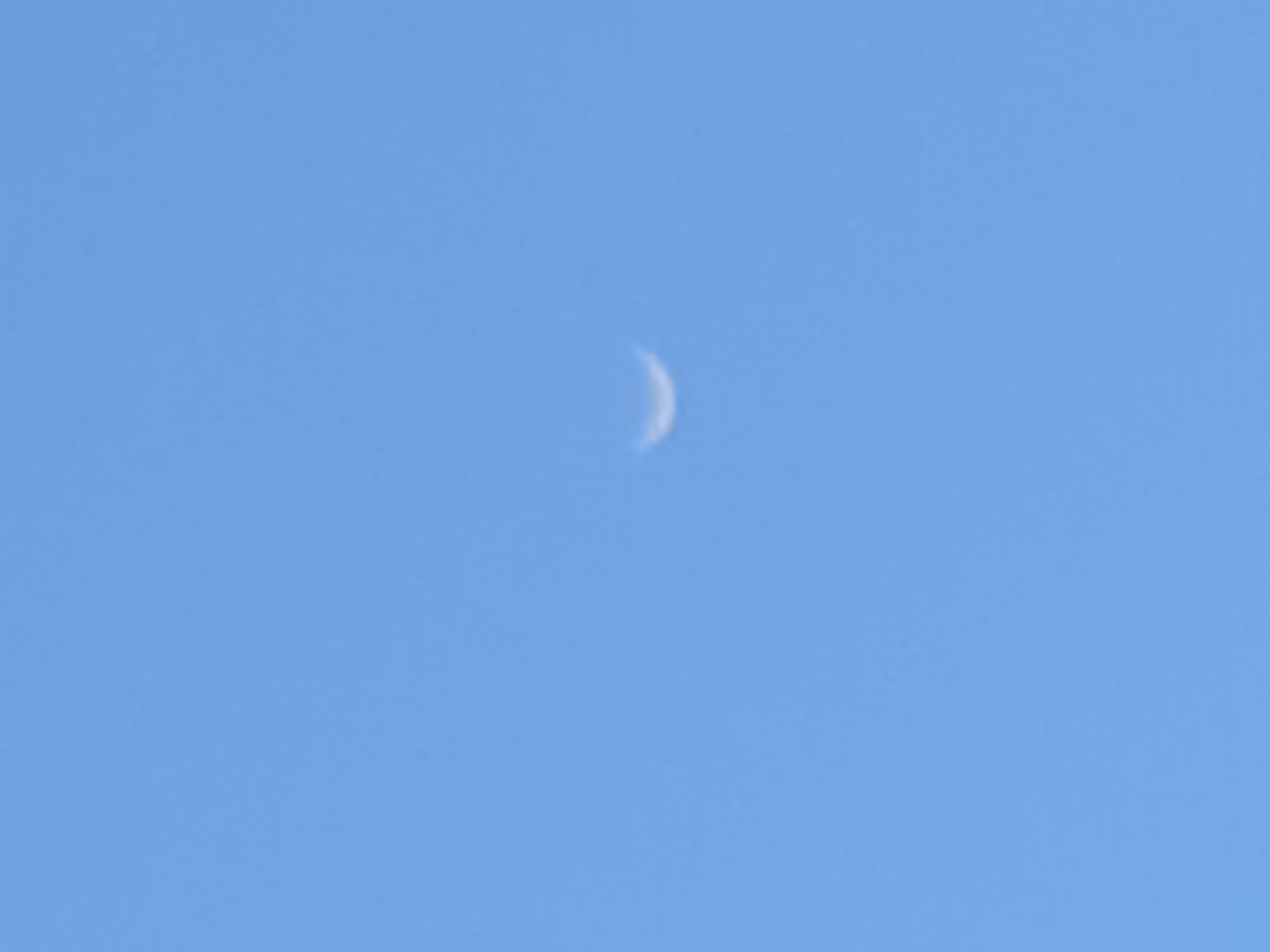 Ein blaues Rechteck auf die Wand gemalt mit einer angedeuteten Mondsichel