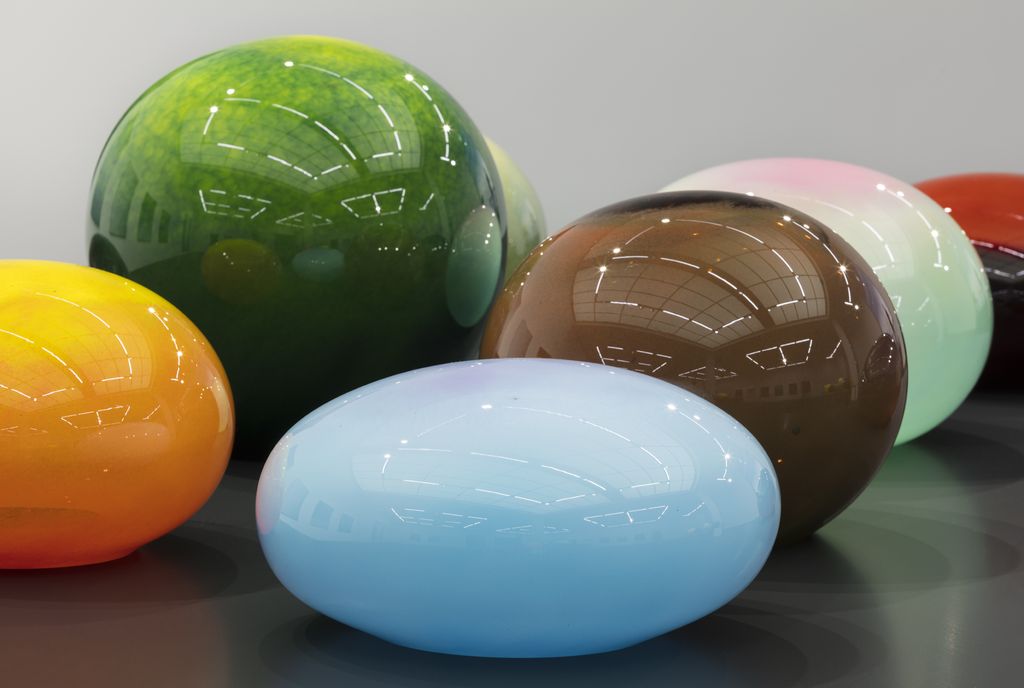 Buntfarbige, mundgeblasenen runde Objekte.