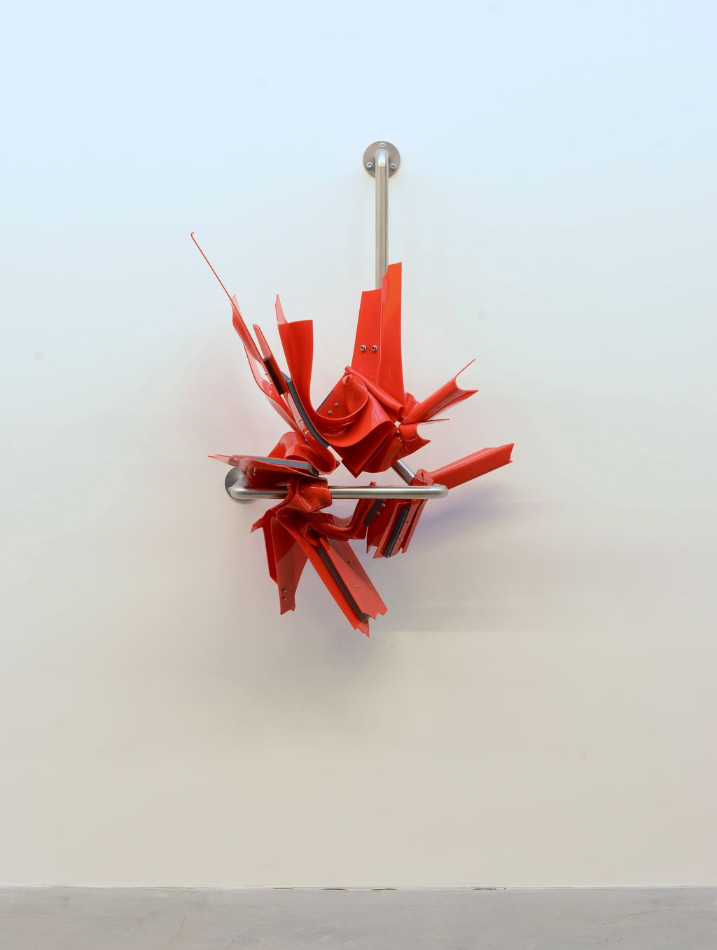 Wandobjekt aus teilweise gebogenen, roten Acrylglasteilen, die an einem Edelstahlrohr befestigt sind