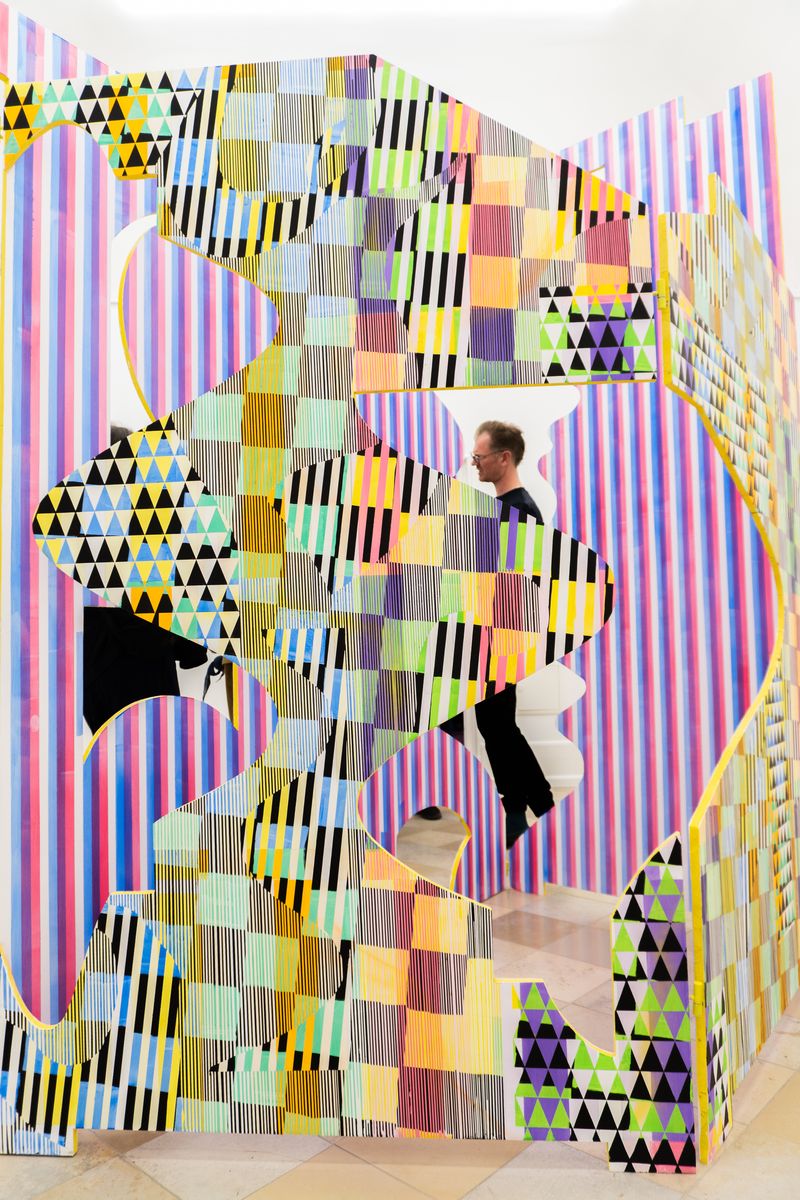 Dreidimensionales Gemälde mit farbigen Rastern überzogen