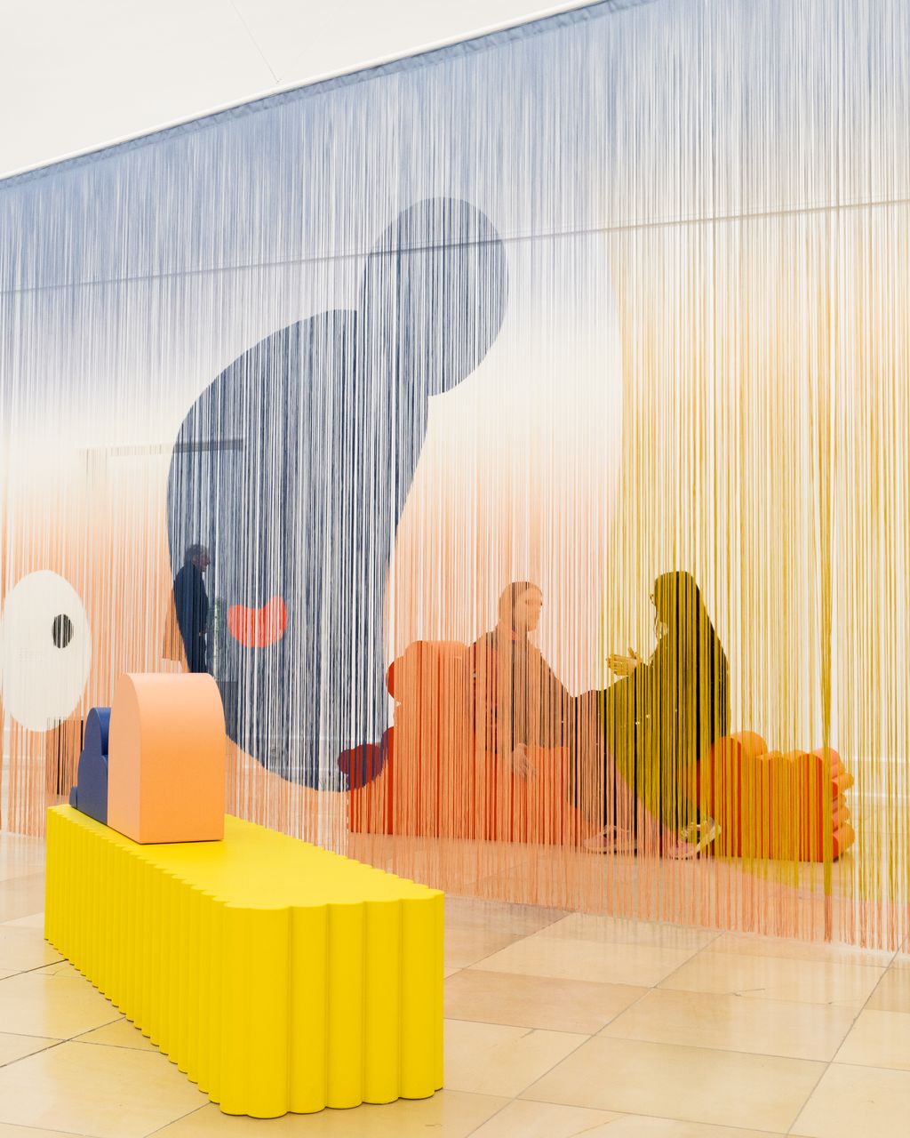 Farbiger Vorhang aus einzelnen Fäden und farbige Sitzmöbel von Erika Hock