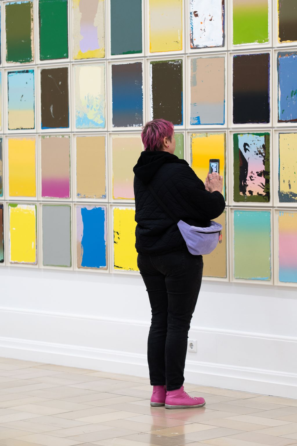 90-teilige Wand aus Gemälden auf Papier, das mehrschichtig bemalt wurde