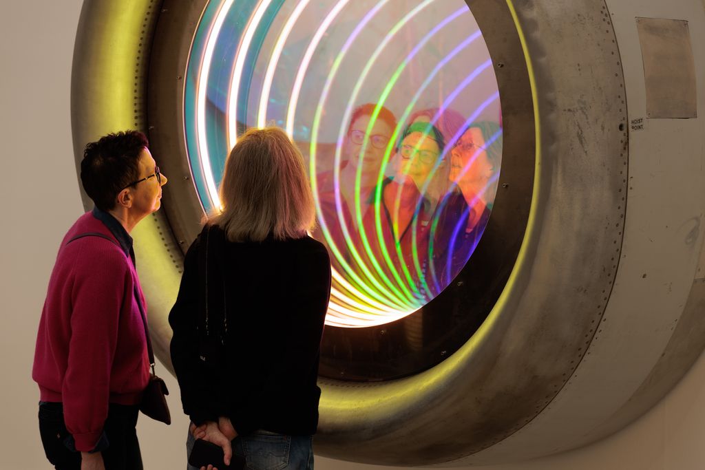 Airbustriebwerk mit doppelten Spiegeln, die unendliche regenbogenfarbige Lichtkreise erzeugen