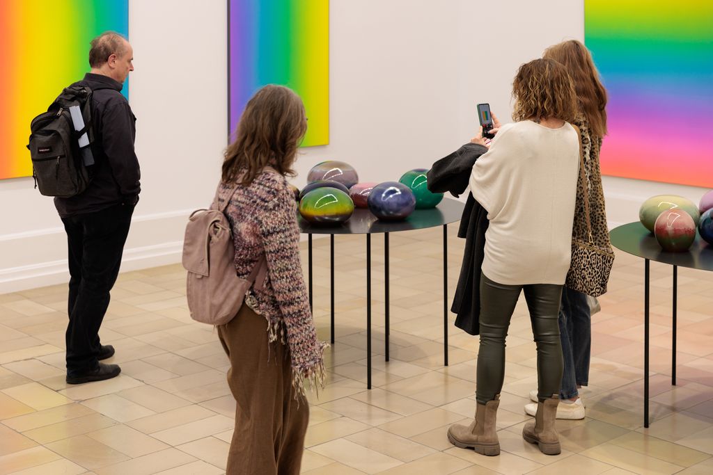 Gemälde in regenbogenfarbiger Seidenmalerei und farbige, mundgeblasene Glaskörper