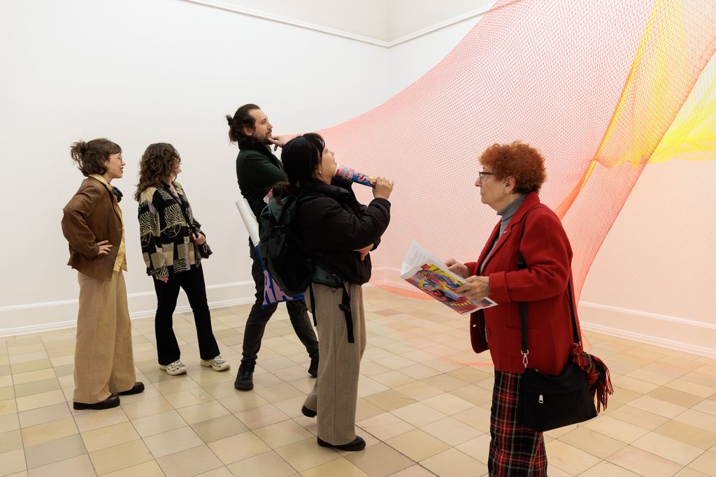 Fischernetze farbig in Rot, Orange und Gelb angesprüht