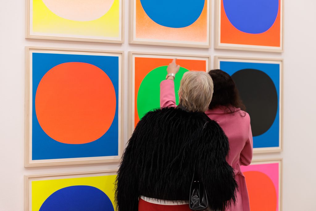 Siebdruckserie mit farbigen Kreisen in kontrastfarbigem Quadrat.