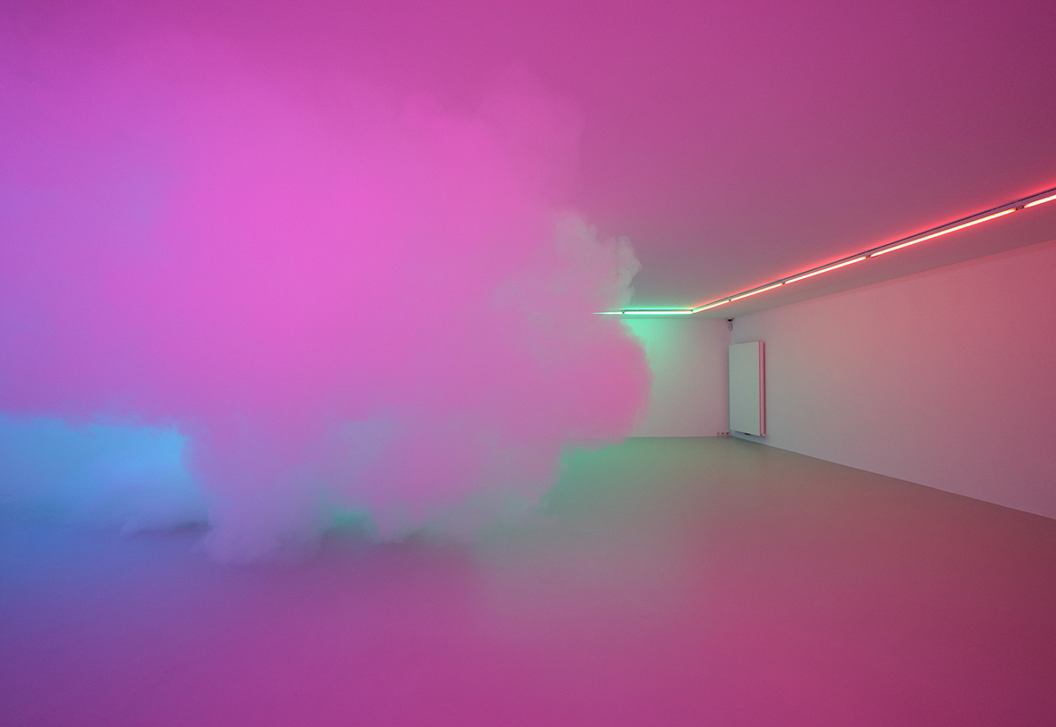 Lichtraum in Pink mit Nebelwolke von Zora Kreuzer