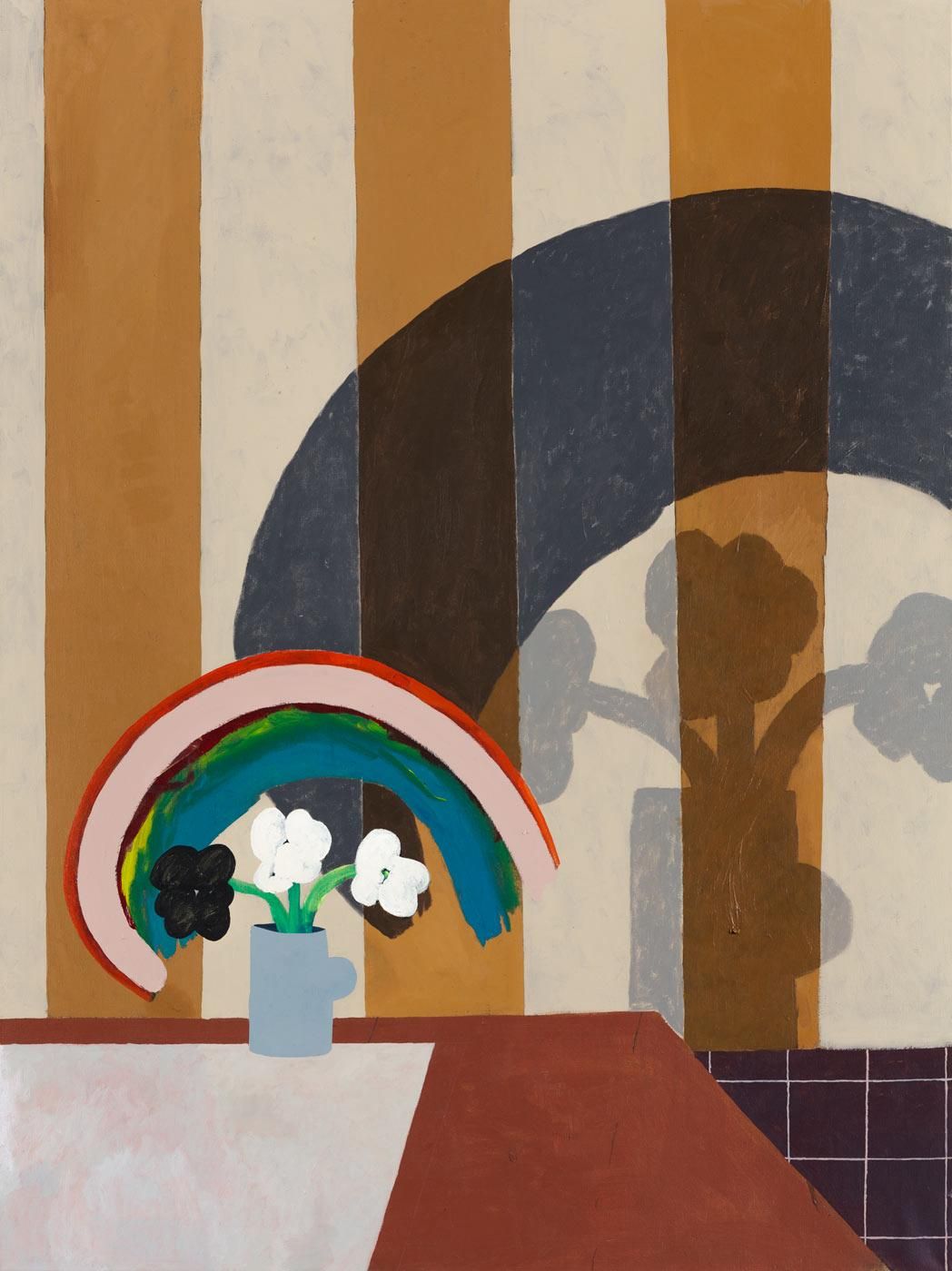 Eine Vase mit Blumen und Regenbogen vor beige-braun gestreiftem Hintergrund. Die Blumenvase und der Regenbogen werfen große Schatten an die Wand