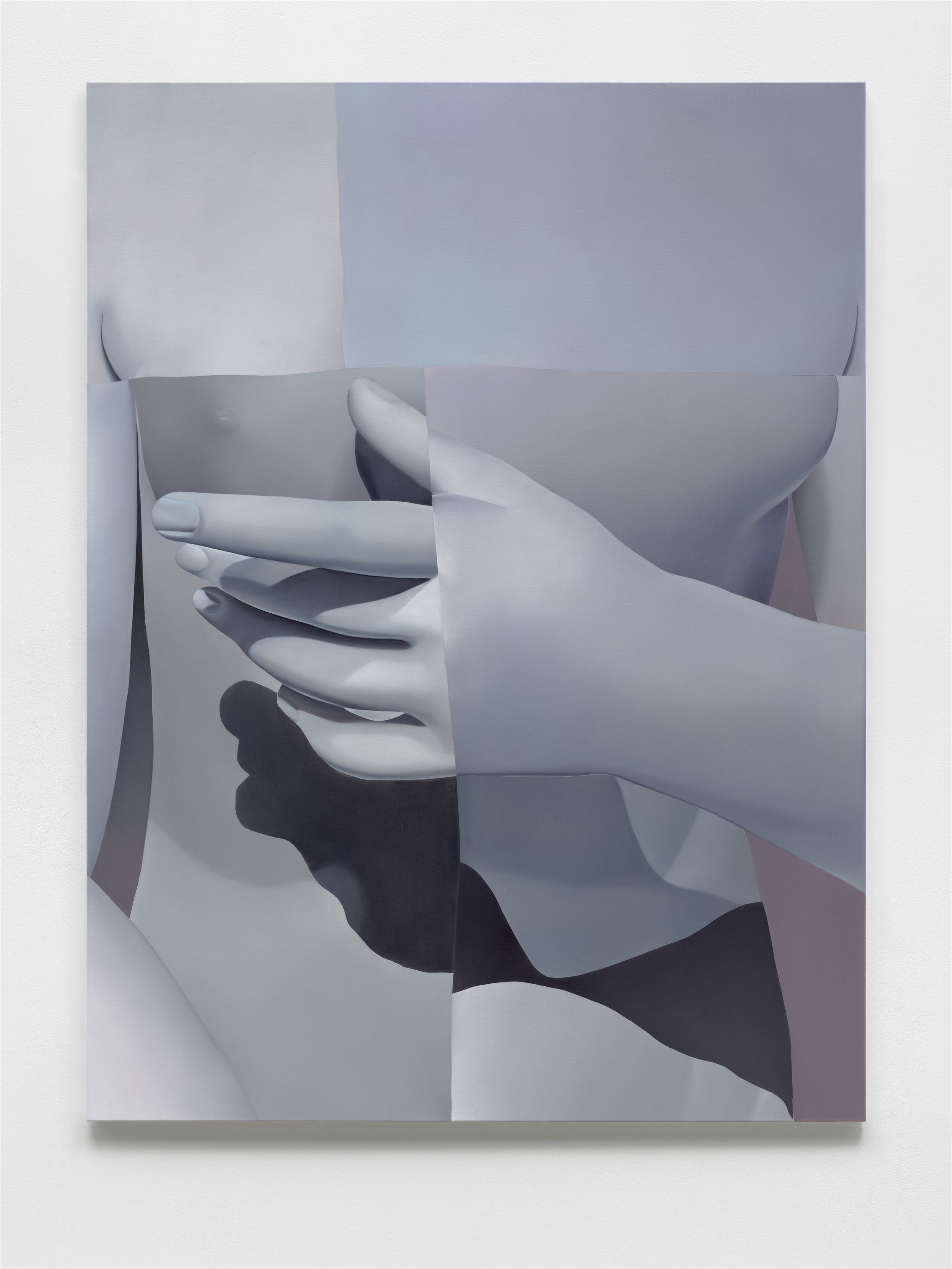 Ein nackter Frauenkörper von der Brust abwärts bis zur Hüfte, die linke  Hand berührt die rechte Brust. 