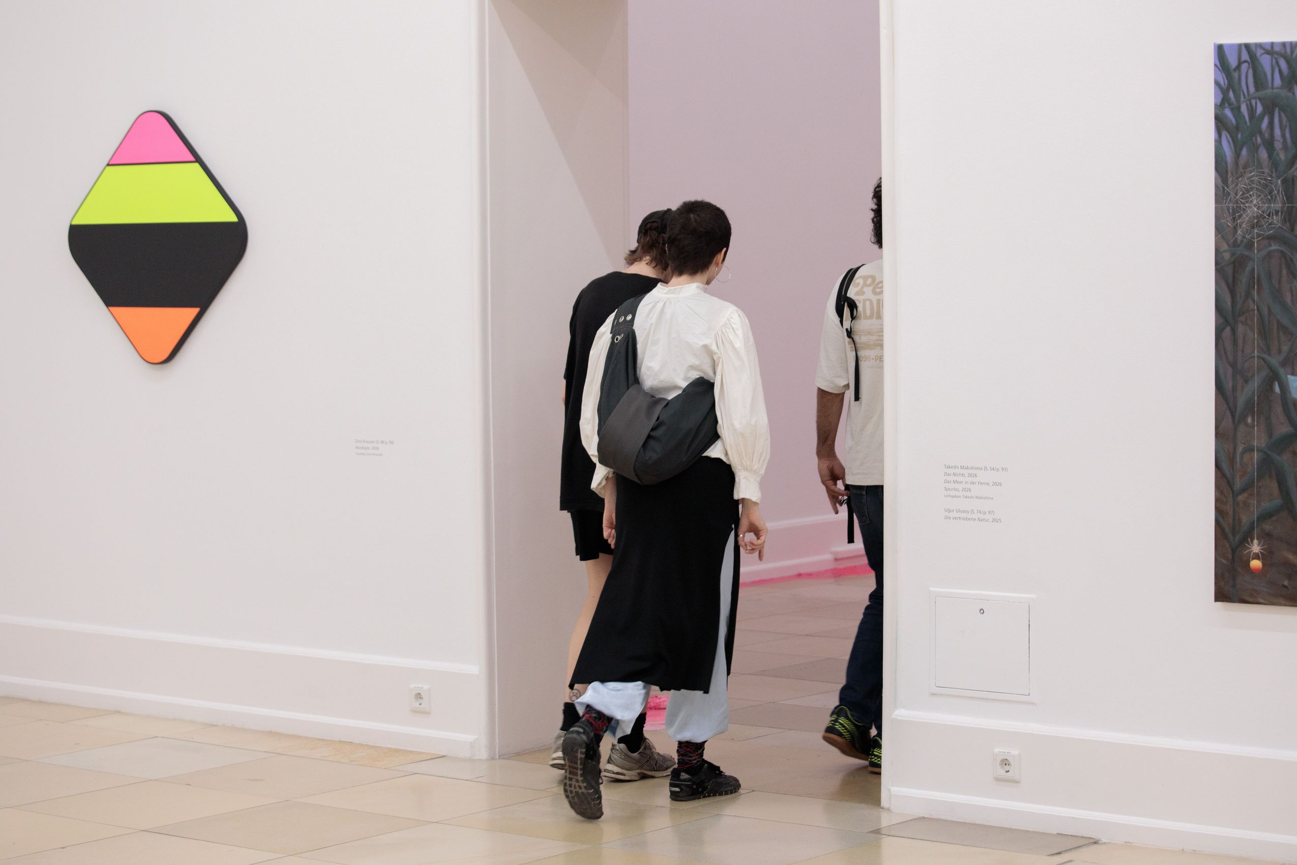 Rautenförmiges Gemälde mit neonfarbigen Streifen in Pink, Gelb und Orange, unterbrochen von einem schwarzen Streifen.