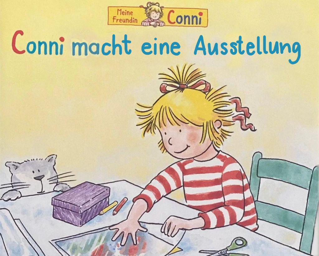 Ein Mädchen sitzt an einem Tisch und zeichnet ein Bild