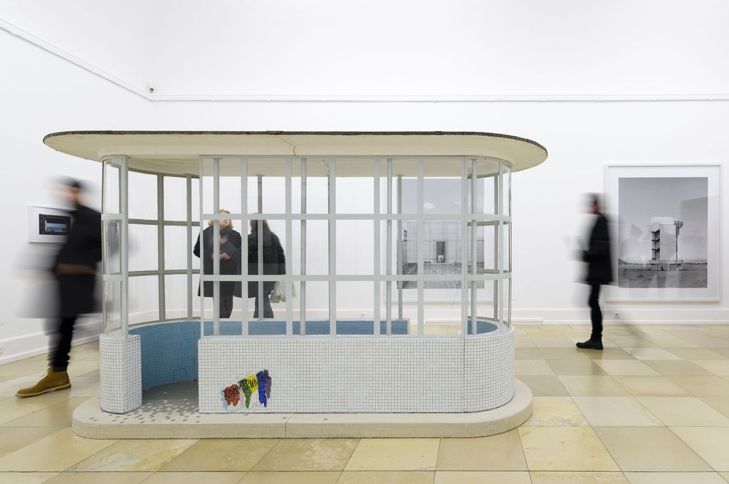 Blick in der Ausstellungsraum mit der Bushaltestelle von Ina Weber