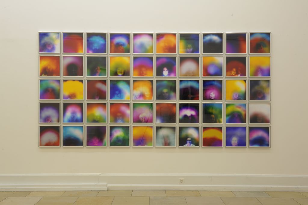 Blick auf eine Wandinstallation von Susan Hiller in der Kunsthalle Nürnberg.