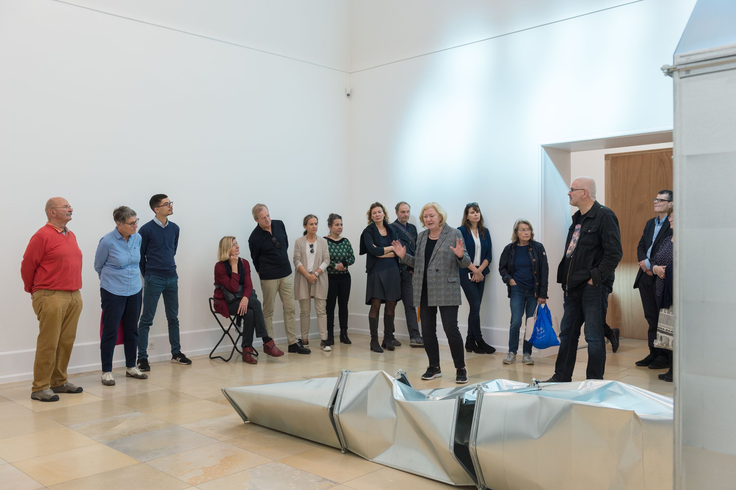 BesucherInnen werden durch eine Ausstellung in der Kunsthalle geführt