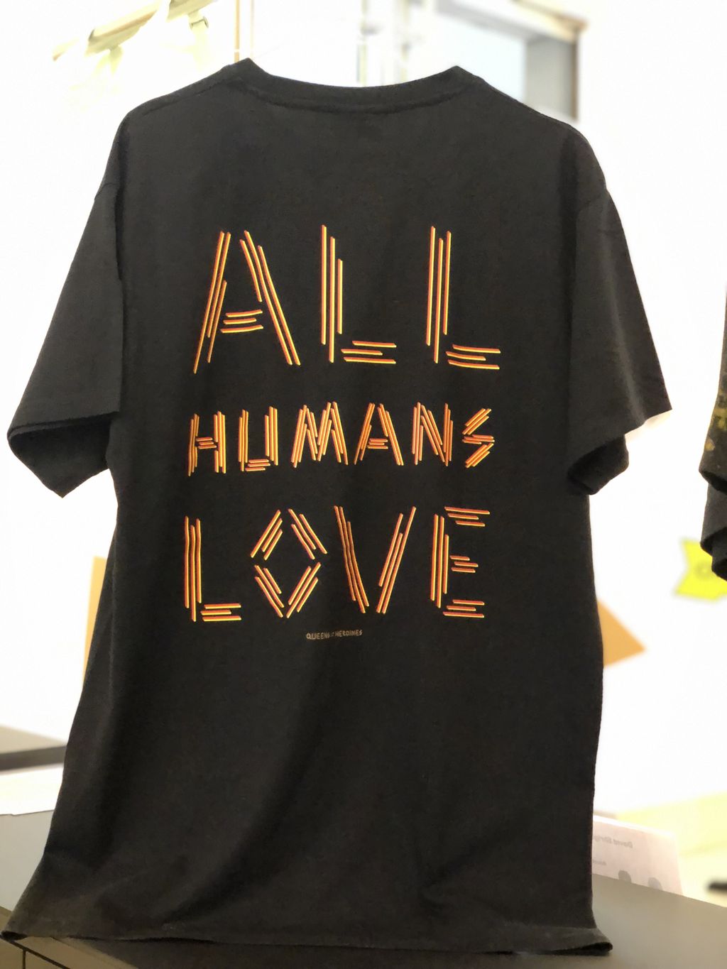 Schwarzes T-Shirt von Julia Bünnagel mit der Aufschrift: All Humans Love;