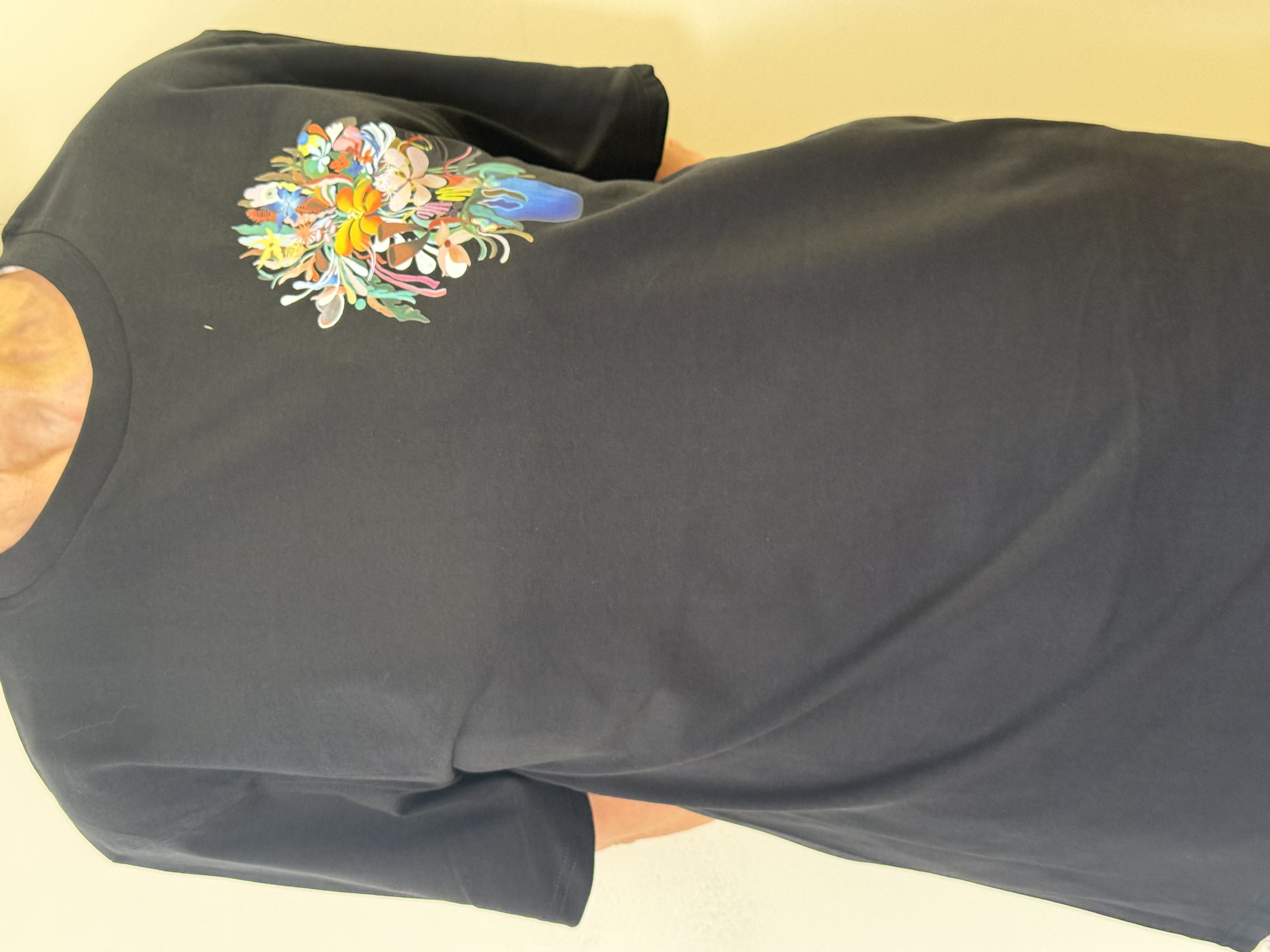 T-Shirt mit Blumen-Motiv von Monika Michalko.  g