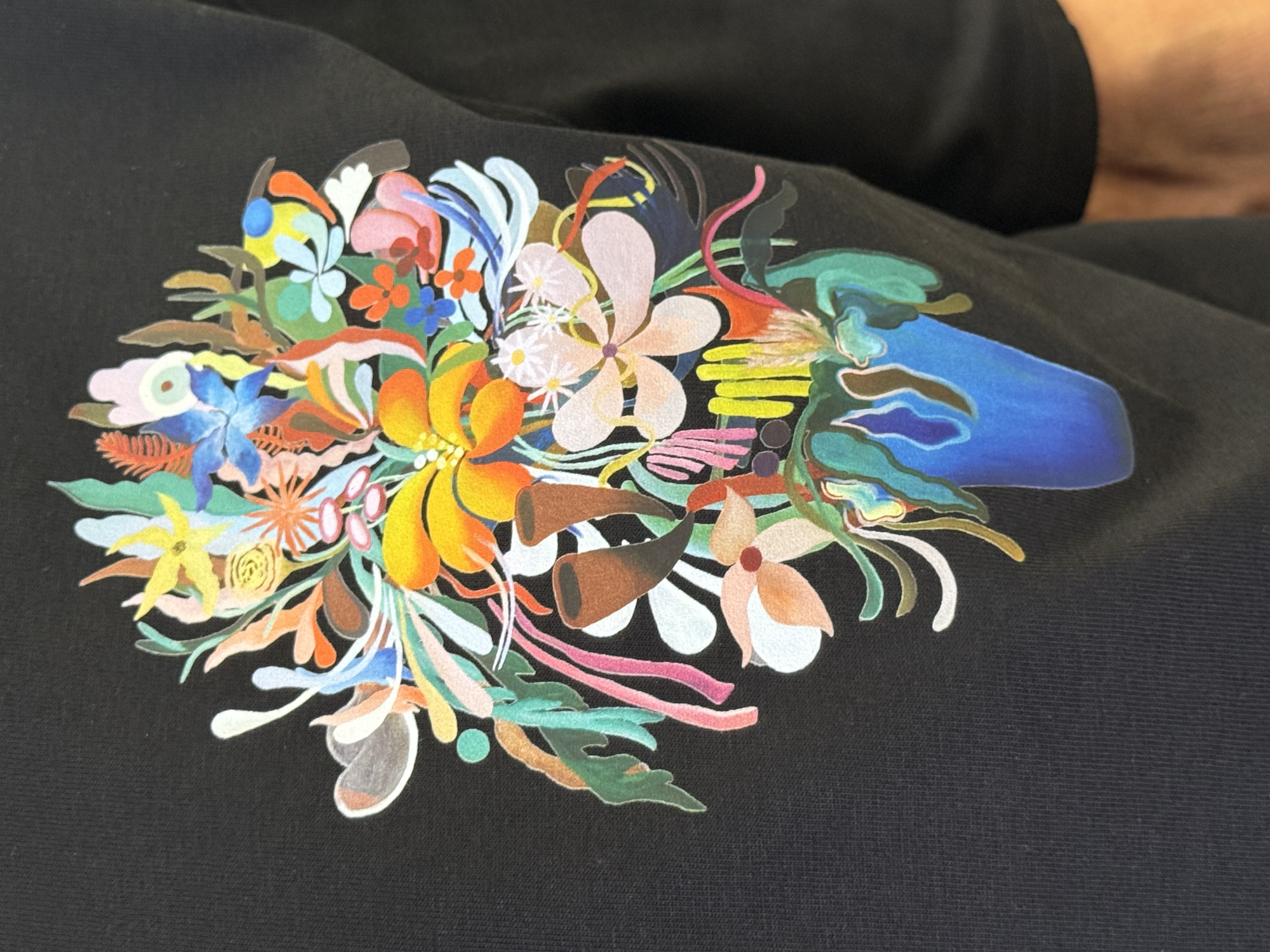 T-Shirt mit Blumen-Motiv von Monika Michalko.  