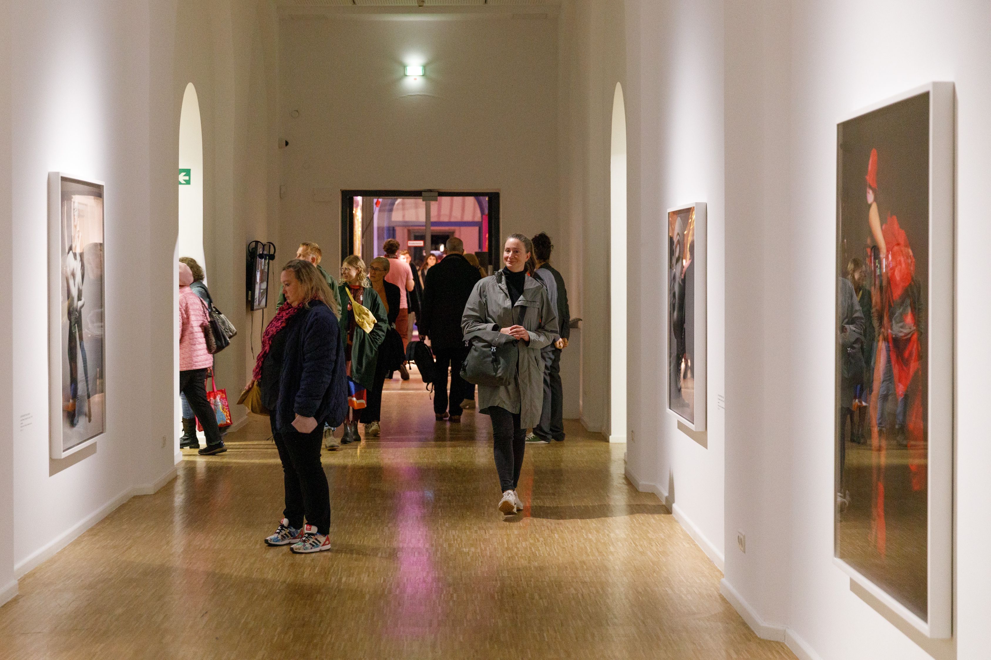 Lebensgroße Porträtfotos des Performance- und Verwandlungskünstlers Leigh Bowery