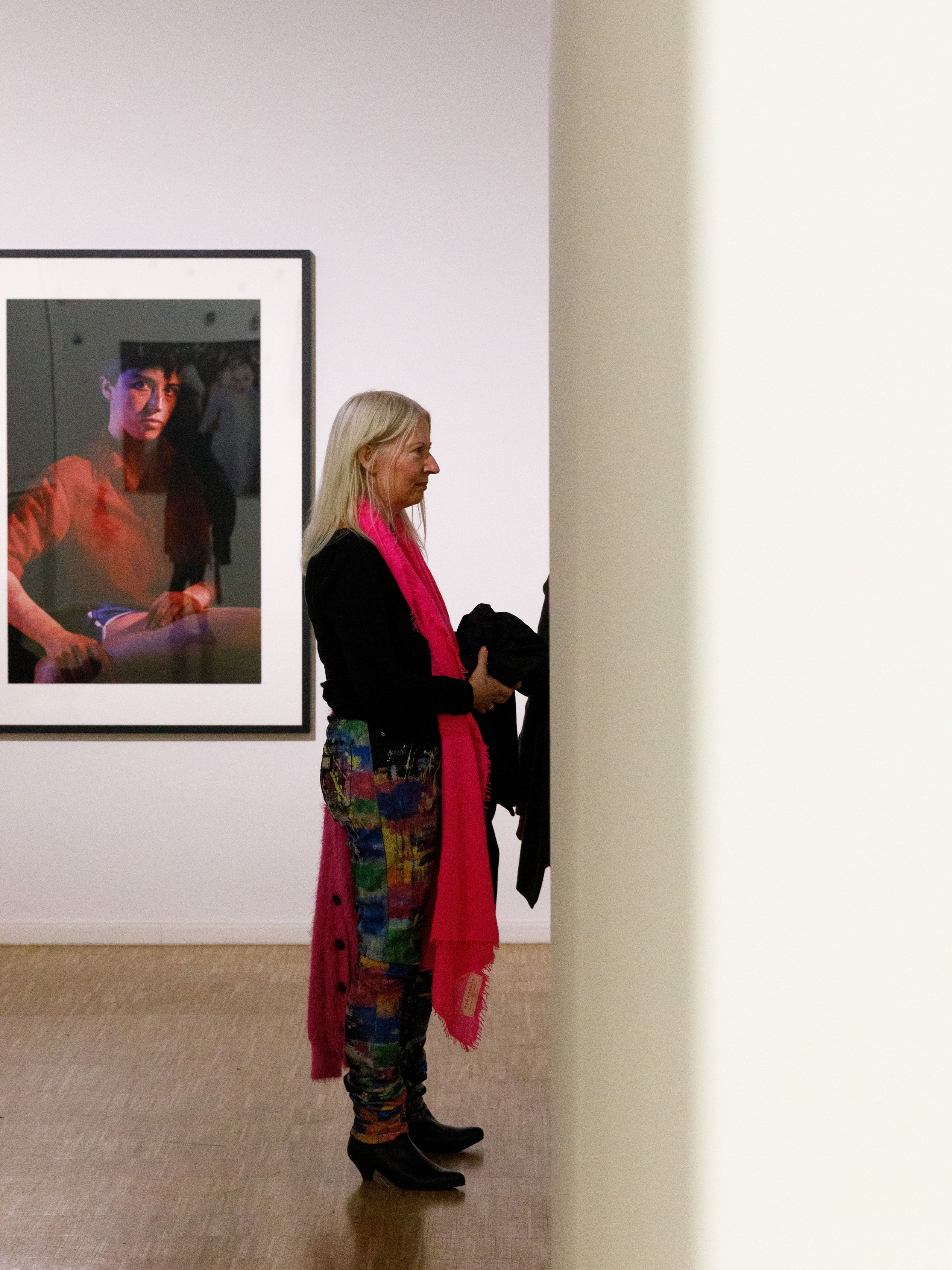 Lebensgroße Fotografie der Künstlerin Cindy Sherman als junger Mann verkleidet