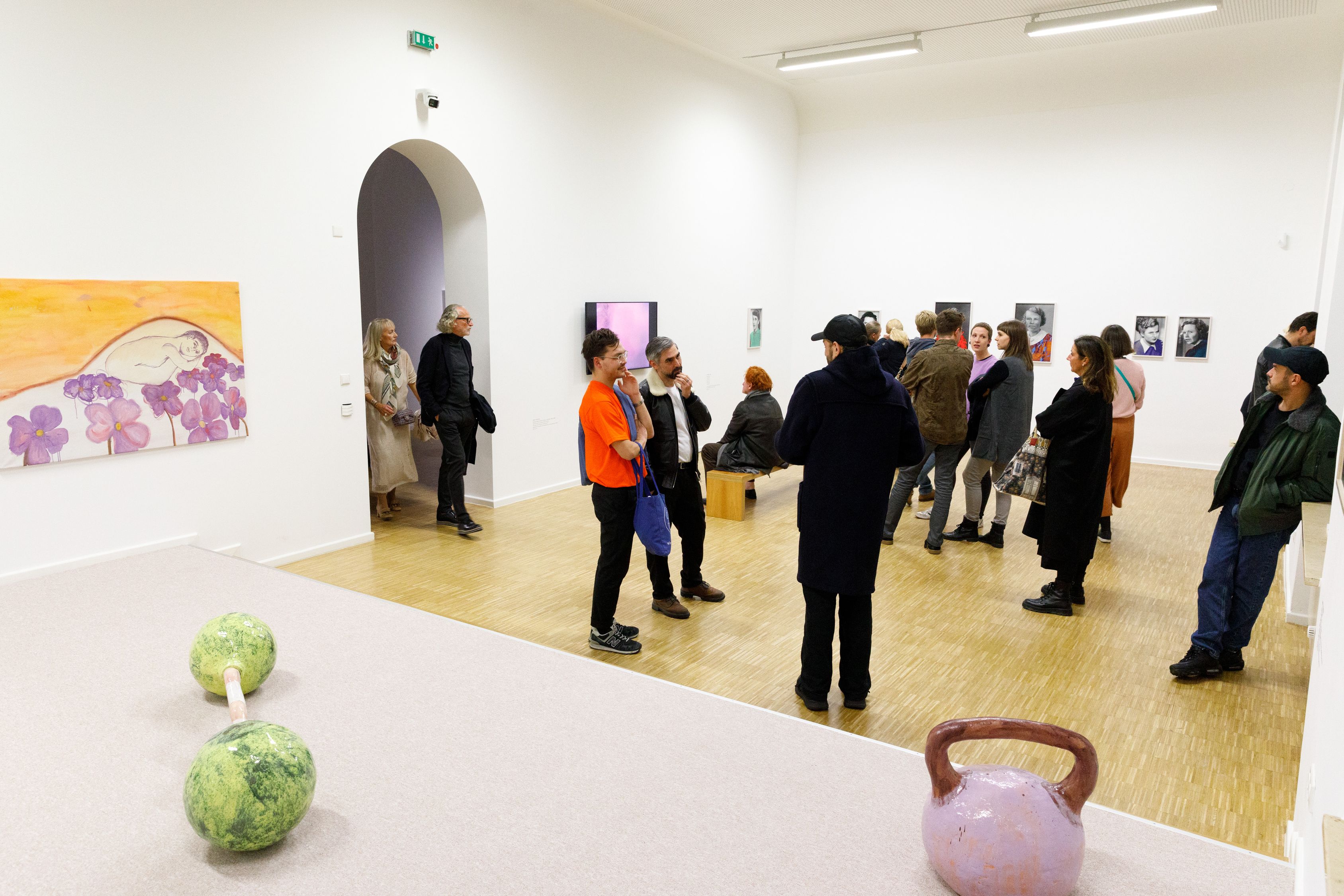 Die Installation aus Fotografien, Gemälden, einer Spiegelwand und keramischen Objekten, die an Geräte zum Bodybuilding denken lassen, deutet ein Fitness-Studio an