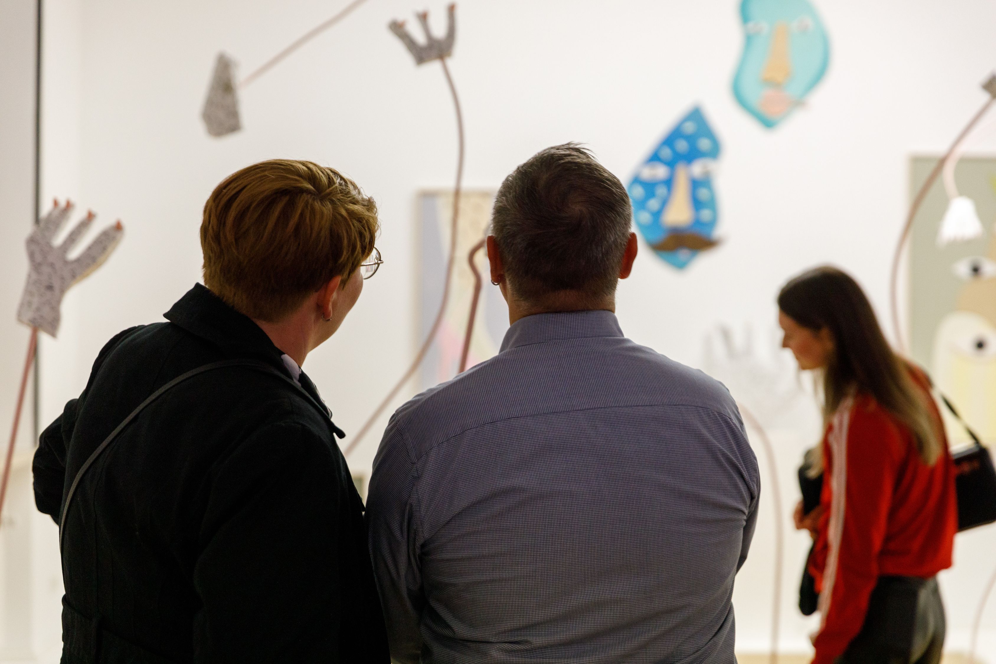 Die Installation aus Objekten und GEmälden thematisiert ein Drama von Apollinaire, in dem auf einen Geschlechtertausch in der antiken Literatur BEzug genommen wird