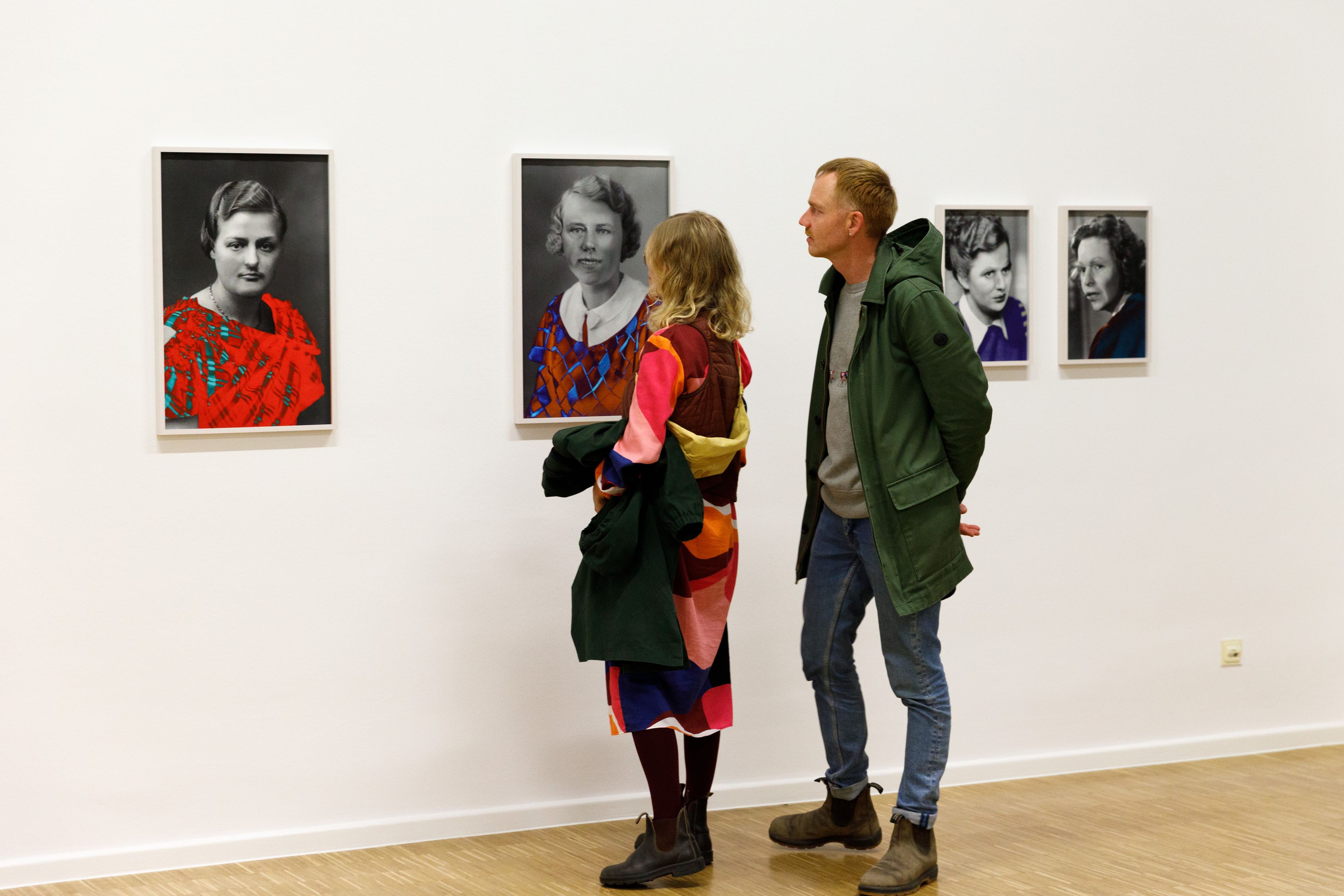 Die Fotocollagen irritieren, weil sie sich nicht ganz eindeutig männlich oder weiblich zuordnen lassen