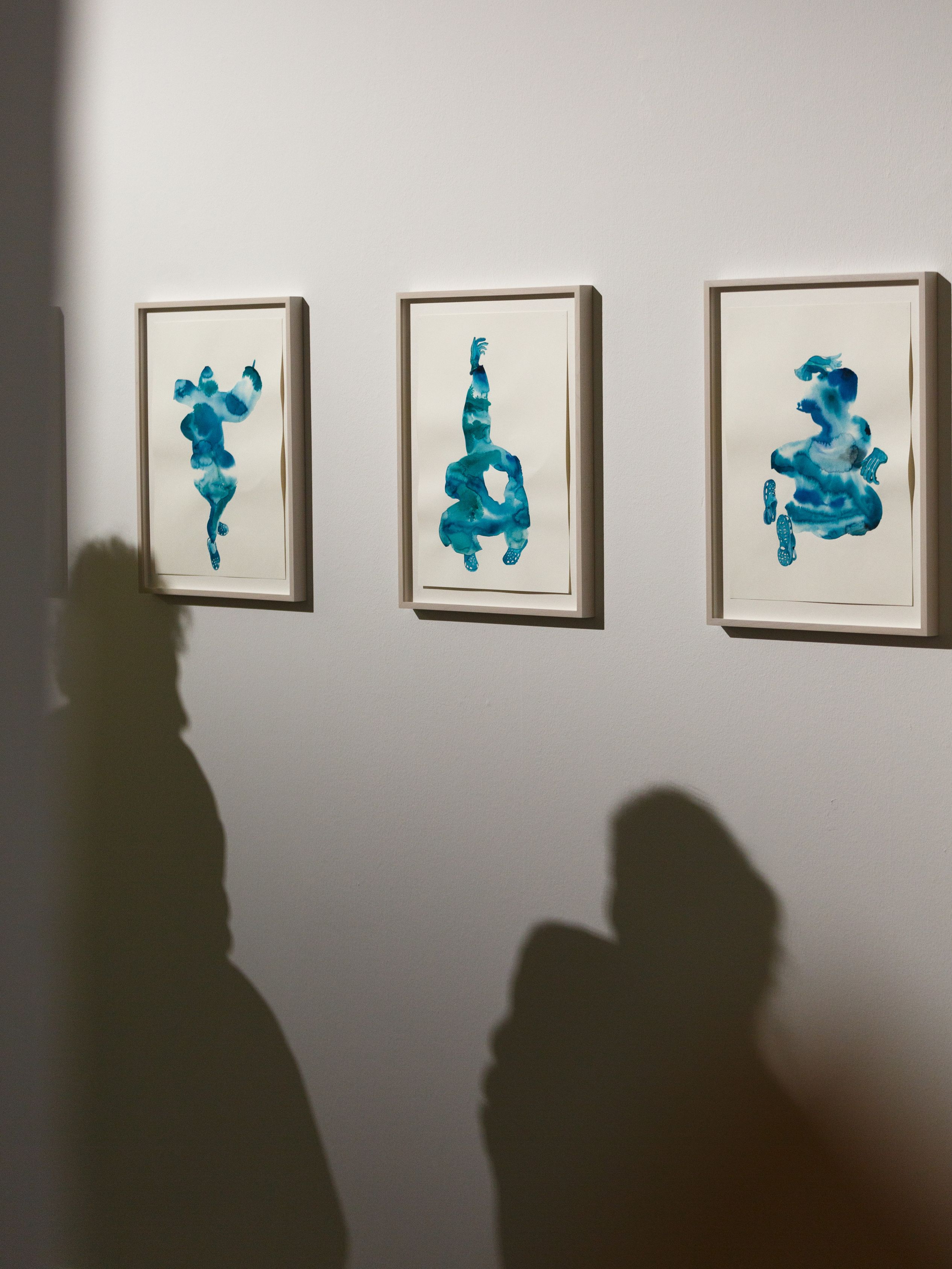 Aquarelle von Oliver Husain zeigen angedeutet tanzende oder bewegte Figuren