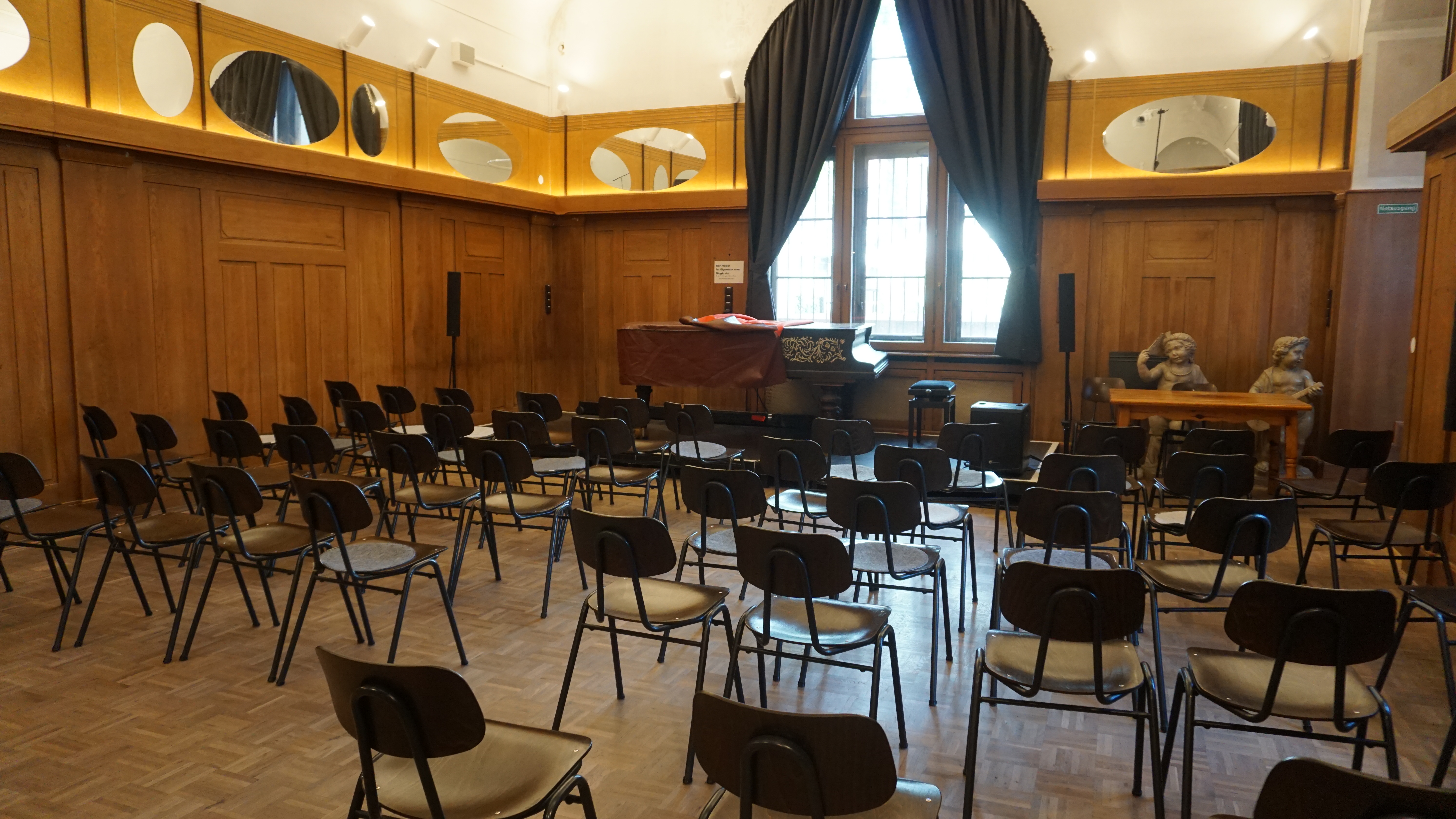 Der Salon mit Reihenbestuhlung