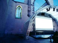 Eine Film·vorführung in der Katharinen·ruine.