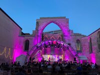 Katharinenruine in lila neon Licht